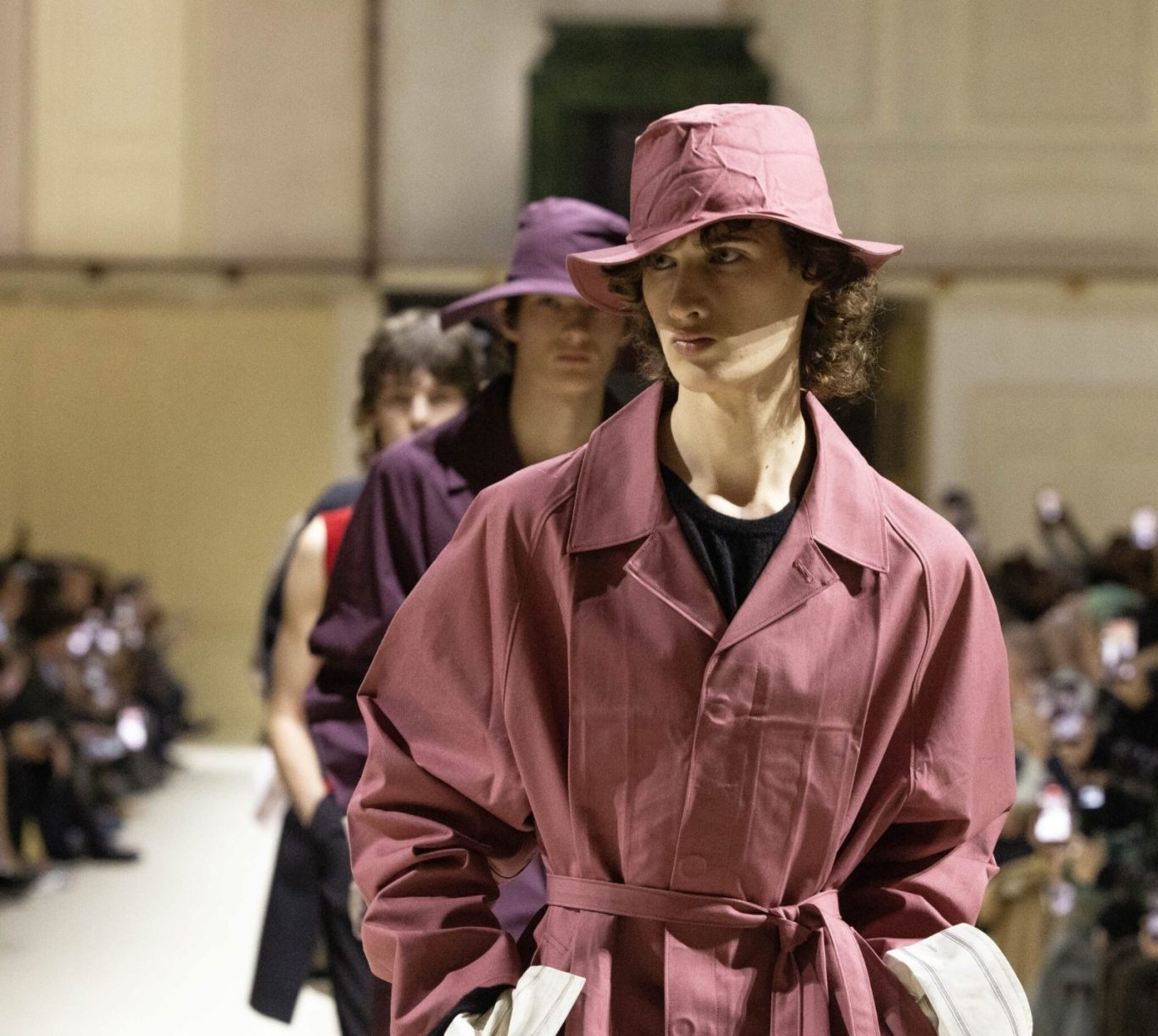 Alex Consani – Clean Girl Aesthetic 2025 Alex Consani in a Clean Girl–inspired beauty look with sleek hair, soft glow, and minimalist styling